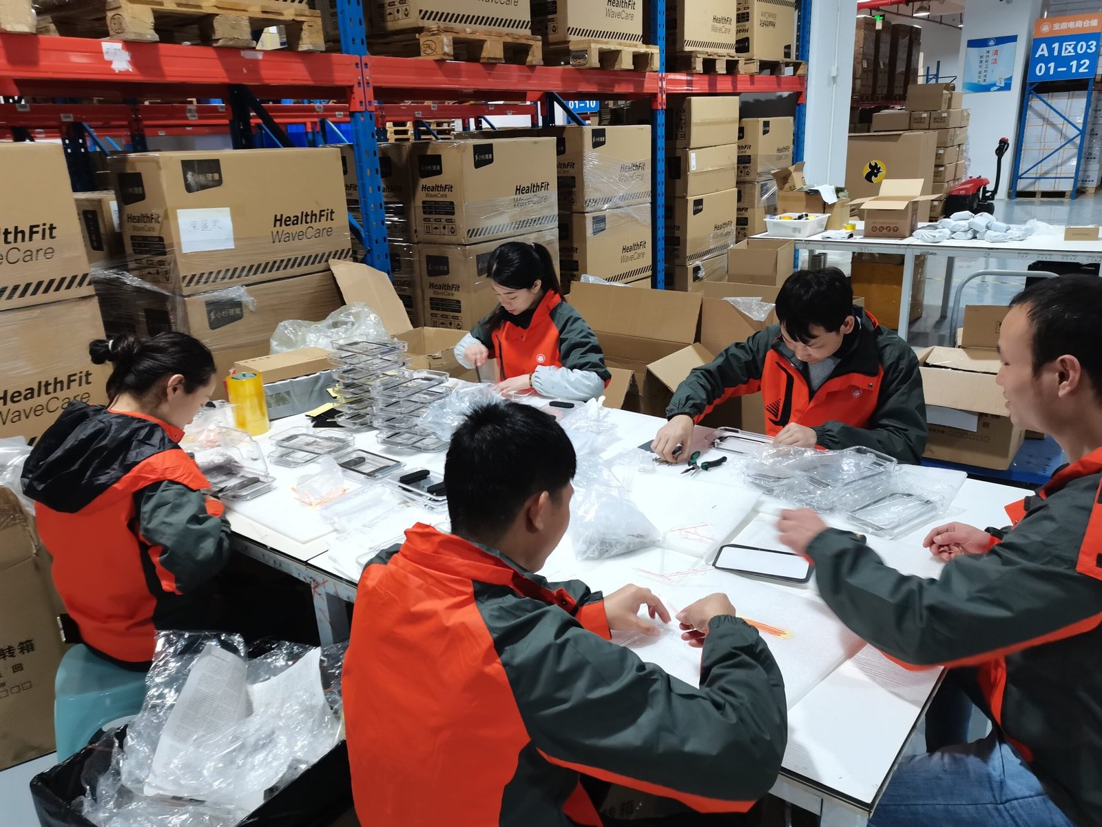 El equipo de HUIXIN consolida y reempaqueta múltiples fuentes de productos en un único paquete profesional para una entrega global eficiente.