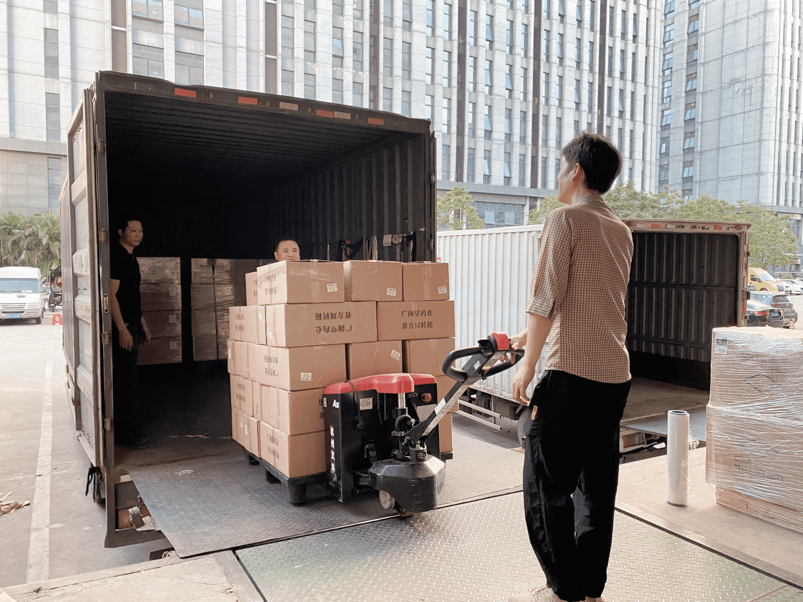 Unloading and receiving goods at Huixin warehouse for efficient cross-border fulfillment