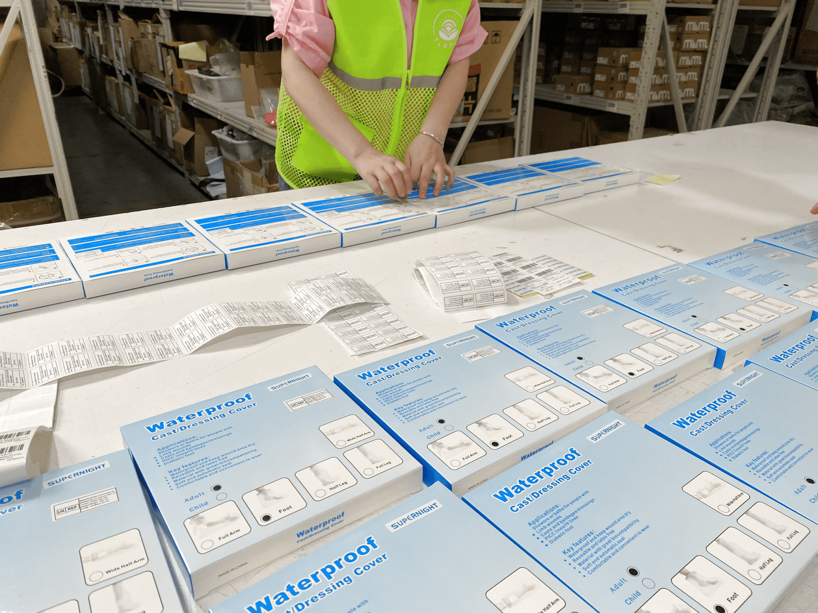 Equipo profesional de Huixin que aplica etiquetas FNSKU con control de calidad por visión AI y escaneado de códigos de barras