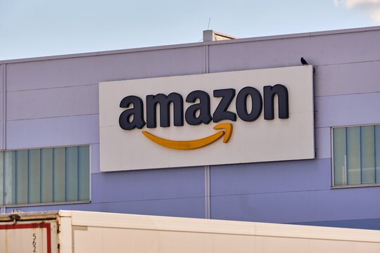 يقوم مستودع Huixin China 3PL بتجهيز كراتين FBA للشحن من الساق الأولى إلى أمازون