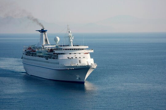 سفينة سياحية في البحر