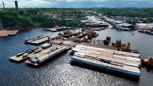 Vista aérea del buque de carga en el puerto - opción de flete marítimo para el envío de primera etapa de Amazon FBA