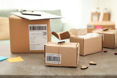 Cajas etiquetadas por Amazon apiladas y listas para su envío a FBA