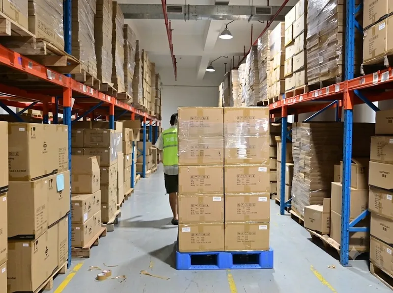Operación de agrupación de mercancías en el almacén de HUIXIN en Shenzhen (China): agrupación de los envíos de los proveedores para reducir los costes de envío