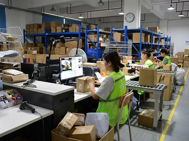Operaciones de preparación, embalaje y envío en el centro logístico de HUIXIN en Shenzhen para pedidos de comercio electrónico transfronterizo