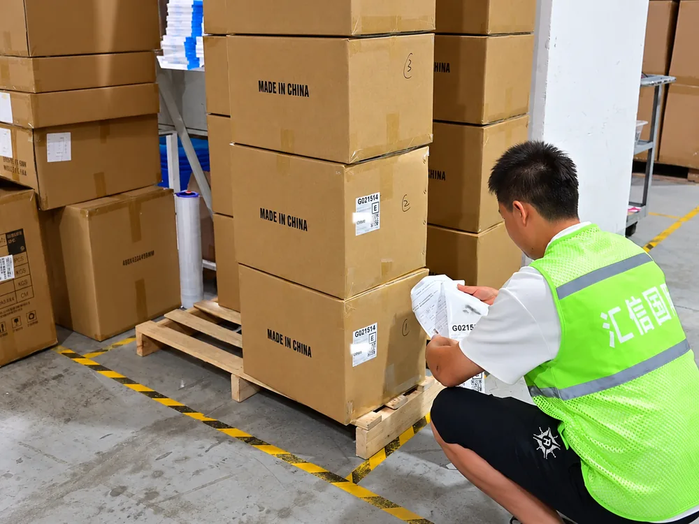 Worker checking carton labels at the HUIXIN 3PL China warehouse